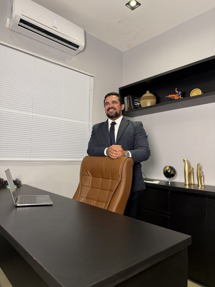 Ronney Menezes em seu escritório